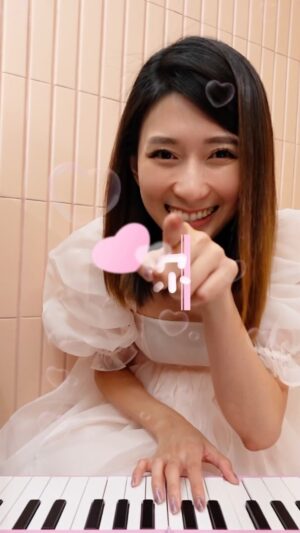Karyn Wong Instagram - Guess how long I sat in my pink toilet for this 26s cover 🤓

I think it… fits the Vday mood pretty well? Should I wear this to Music in the City @sunteccity tomorrow to terrorise @guitarstreet ? 🎀🎀🎀

Original song by @papaya_duck 《喜欢看着你》, pink toilet cover inspired by @jc.andy1991 because he asked me, “why you never make use of your pink toilet”. 🚽🩷 
Pink foldable keyboard from @citymusicsg @carryonplaying @blackstaramps