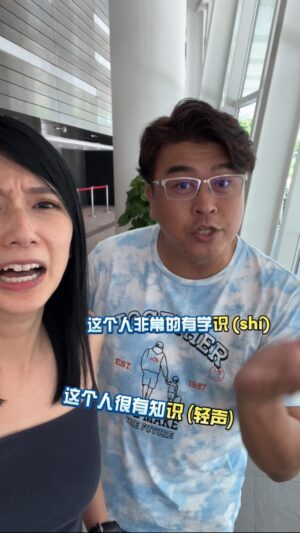 Karyn Wong Instagram - I have had so many moments of shifu imparting his Chinese skills to me when I was doing training at @love972fm , and here’s one to share with you guys! 

🌟🌟🌟 Congratulations Shifu on the programme you did voiceover for, 狮城奇案, on clinching Best Infotainment Programme at Star Awards! Good luck for tmr too 🧡🧡🧡