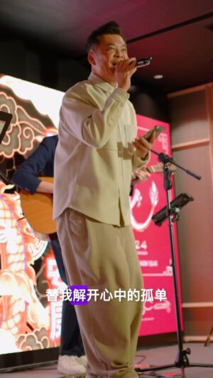 Karyn Wong Instagram - 第一次和国辉大哥同台演出，是我们的荣幸。只能用一个字来形容：爽！

谢谢 @terencecao_guohui ！和 @joe.holla 给我们这个表演机会。 

Too honoured to be performing a song with Terence Cao Guohui! Thank you for singing with us!

🎹: @iamnotagirl
🎸: @guitarstreet
