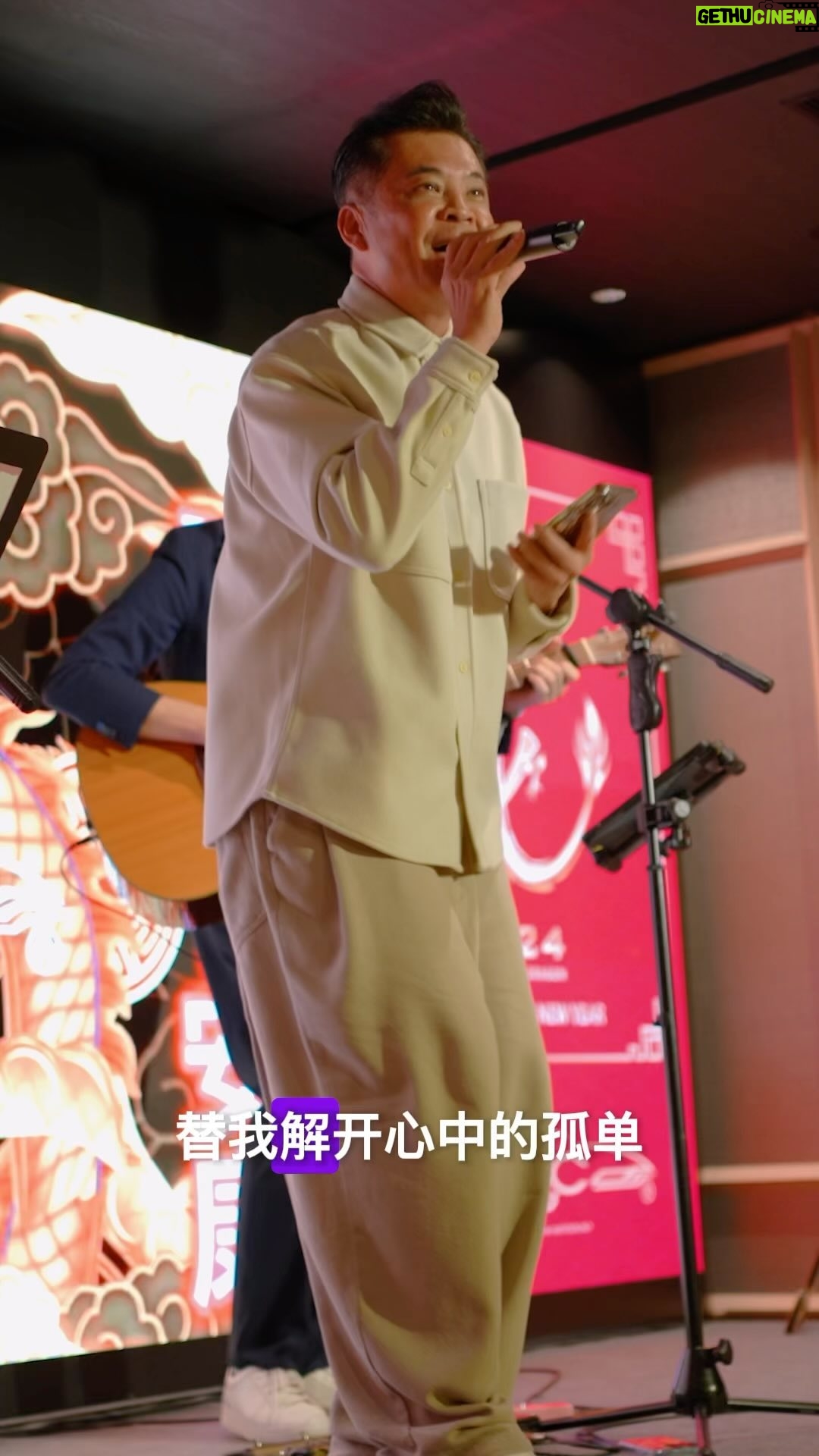 Karyn Wong - 414 Likes - 第一次和国辉大哥同台演出,是我们的荣幸。只能用一个字来形容:爽!
谢谢 @terencecao_guohui !和 @joe.holla 给我们这个表演机会。
Too honoured to be performing a song with Terence Cao Guohui! Thank you for singing with us!
🎹: @iamnotagirl
🎸: @guitarstreet