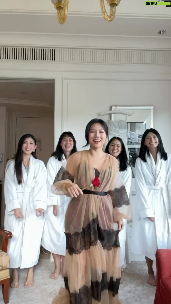 Karyn Wong - 395 Likes - Going to the chapel 💒
The bride squad was slaying so hard THANK YOU MY LOVES 🥰
👯♀️👯♀️ @camilleko @noshoeshine @iamnotagirl @thesingaporemermaid
Hair & makeup @shaunleelee
Gowns @catherinedlish @janehillbridal @trulyenamoured
Wedding planning @theweddingstylistsg
Dresses @touchuponline

