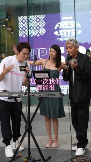 Karyn Wong Instagram - 你们不要以为李腾很红哦… 😂😂😂🎈🎈🎈

7 more days… … Counting down with JKL, let’s continue voting! Yes, we have been really diligent too. 

输赢是其次，重要在于努力！我们一起努力吧💪🏻💪🏻💪🏻