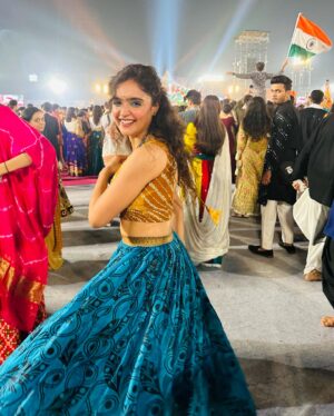 Kashish Khan Instagram - Dancing on this song live with Falguni Pathak ji singing this iconic song, was nothing less than dancing a dream off to reality✨♥️
.
.
.
.
.
.
.
.
#garba #navratri #falgunipathak @falgunipathak12 ♥️ #indianfashion #festivals