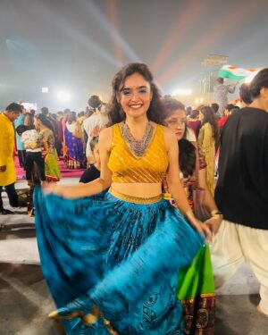 Kashish Khan Instagram - Dancing on this song live with Falguni Pathak ji singing this iconic song, was nothing less than dancing a dream off to reality✨♥️
.
.
.
.
.
.
.
.
#garba #navratri #falgunipathak @falgunipathak12 ♥️ #indianfashion #festivals