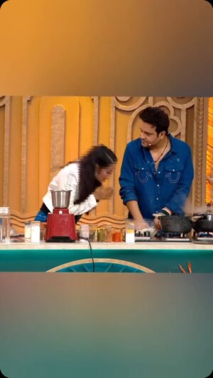 Kashmera Shah Instagram - Mujhe Namaste Karne Bola. Ab Maine Kya Galat Kiya? 🙃 @krushna30 @artisingh5 #laughterchefsunlimitedentertainment Watch every Saturday and Sunday night at 930 pm on my @colorstv and @officialjiocinema #kashmerashah #kashmirashah #kash #bollywood #reality #realityshows #laughs #laughter #comedy #cooking #chef