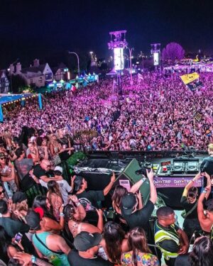 Kaskade Instagram - 1. ID:ID #TearsDontFall 👀 @iamenisa 
2. Oh, that’s a lot of people 🤔
3. But wait there’s more…⁉️ 🤯
4. 🚀 🧀 🍫 👻 (there’s a lot going on here)
5. Resonate @johnsummit and 👋🏻 @kaskadekonnect
6. Shoes are tiny prisons for feet.