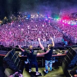 Kaskade Instagram - It’s always next level in Los Angeles!!! ❤️❤️❤️

Doing the b2b thing at @hardfest with @johnsummit was a blast!  Played some new stuff, old stuff and slapped some classics.  It doesn’t get any better than that.  LA❤️
*****************
Full photo album up now 
LINK IN BIO