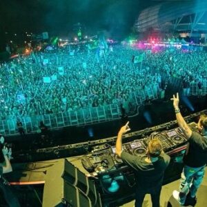 Kaskade Instagram - It’s always next level in Los Angeles!!! ❤️❤️❤️

Doing the b2b thing at @hardfest with @johnsummit was a blast!  Played some new stuff, old stuff and slapped some classics.  It doesn’t get any better than that.  LA❤️
*****************
Full photo album up now 
LINK IN BIO