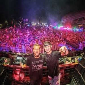 Kaskade Instagram - It’s always next level in Los Angeles!!! ❤️❤️❤️

Doing the b2b thing at @hardfest with @johnsummit was a blast!  Played some new stuff, old stuff and slapped some classics.  It doesn’t get any better than that.  LA❤️
*****************
Full photo album up now 
LINK IN BIO