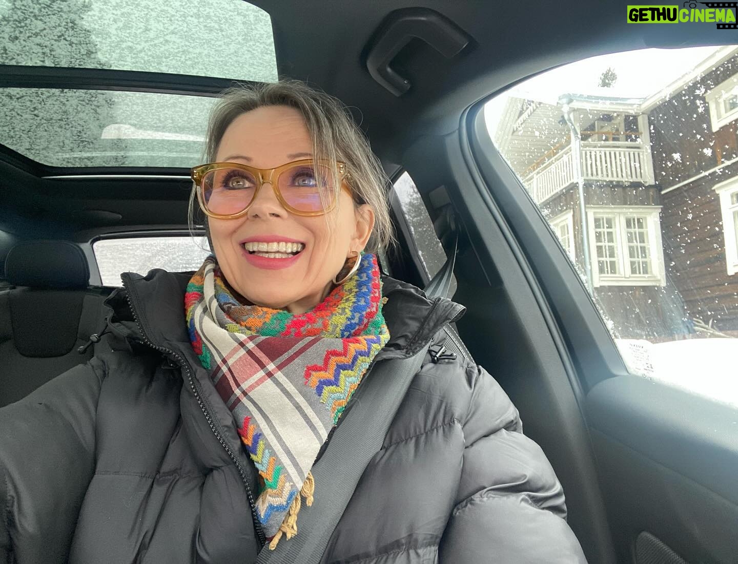 Katariina Souri - 3.1K Likes - Jatketaan vielä selfielinjalla, niitä kun en kovin usein postaa.
Hurautin aamupäivällä stadiin ihanalla hybridi Volvollani, jolla palkitsin itseni viime keväänä vuosikymmenten kovasta työnteosta. Ikäiseni nainen ansaitsee pehmeät kyydit 🥰😻
Auto on mahtava, mutta ajattelin vahtaa sen jossain kohden Polestariin. Ihan jo auton nimen takia 🥰🥰😻😻❤️❤️