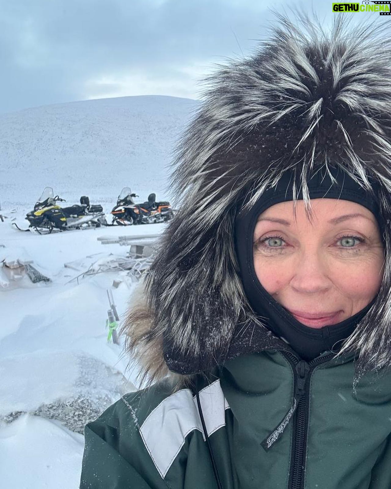 Katariina Souri - 3.2K Likes - Mikä mahtava, ikimuistoinen päivä tunturissa! Ajettiin moottorikelkoilla parikymmentä kilometriä suuntaansa poroja hoitamaan 🥰
Kiitos tästäkin huikeasta kokemuksesta rakkaat ystävät Niti ja Mia Vasara ❤️🥰🙏 Ootte ihan parhaita. Ei voisi lomalta enempää toivoa.
Ripsivärit taas poskilla mut who cares!! 😂😂
@arcticlandadventure #kilpisjärvi @katariina.souri