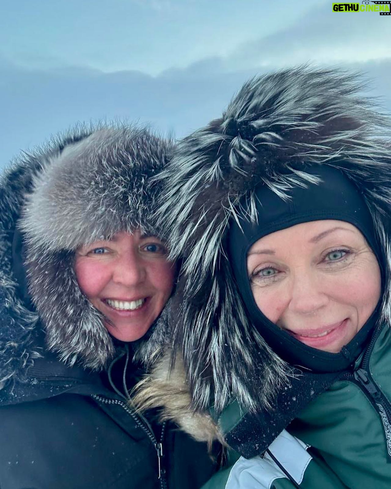 Katariina Souri - 3.2K Likes - Mikä mahtava, ikimuistoinen päivä tunturissa! Ajettiin moottorikelkoilla parikymmentä kilometriä suuntaansa poroja hoitamaan 🥰
Kiitos tästäkin huikeasta kokemuksesta rakkaat ystävät Niti ja Mia Vasara ❤️🥰🙏 Ootte ihan parhaita. Ei voisi lomalta enempää toivoa.
Ripsivärit taas poskilla mut who cares!! 😂😂
@arcticlandadventure #kilpisjärvi @katariina.souri