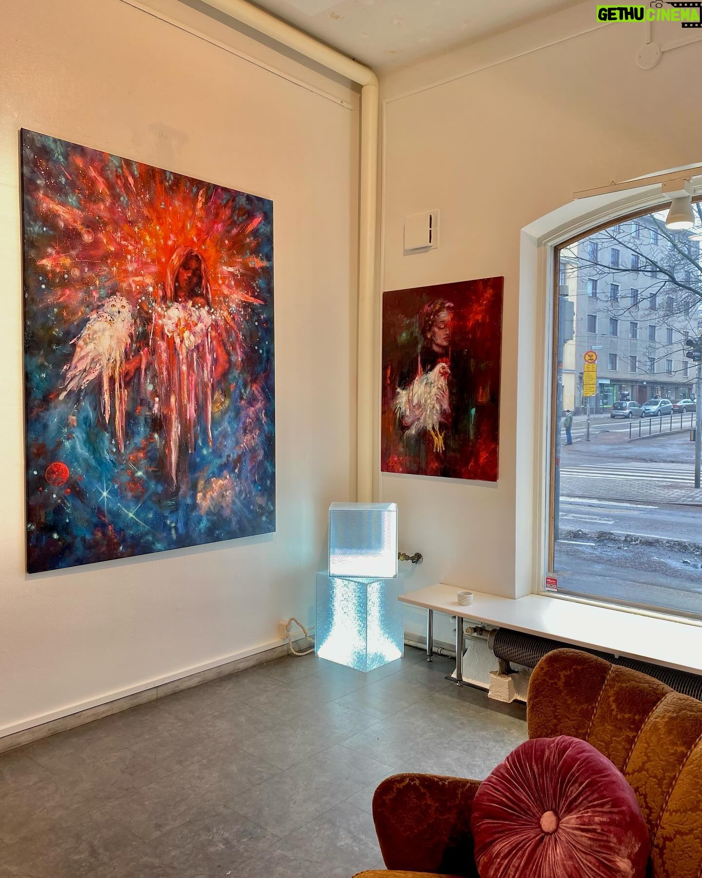 Katariina Souri - 2.9K Likes - Jo pari kuukautta muutama teokseni on ollut esillä Helsingin Kalliossa sijatsevassa liiketilassa @1981helsinki osoitteessa Helsinginkatu 16.
Huhtikuusta eteenpäin saan käyttööni aiempaa isomman osuuden ihanasta liiketilasta, jossa toimii mm. vaatealan yrittäjiä. Mahtavaa olla osa innovatiivista luovaa yhteisöä 🥰
Jonkinlaiset avaisetkin siis tulossa, ja huhtikuusta alkaen olen showroomissa itse paikalla ennalta ilmoitettuina ja sovittuina aikoina.