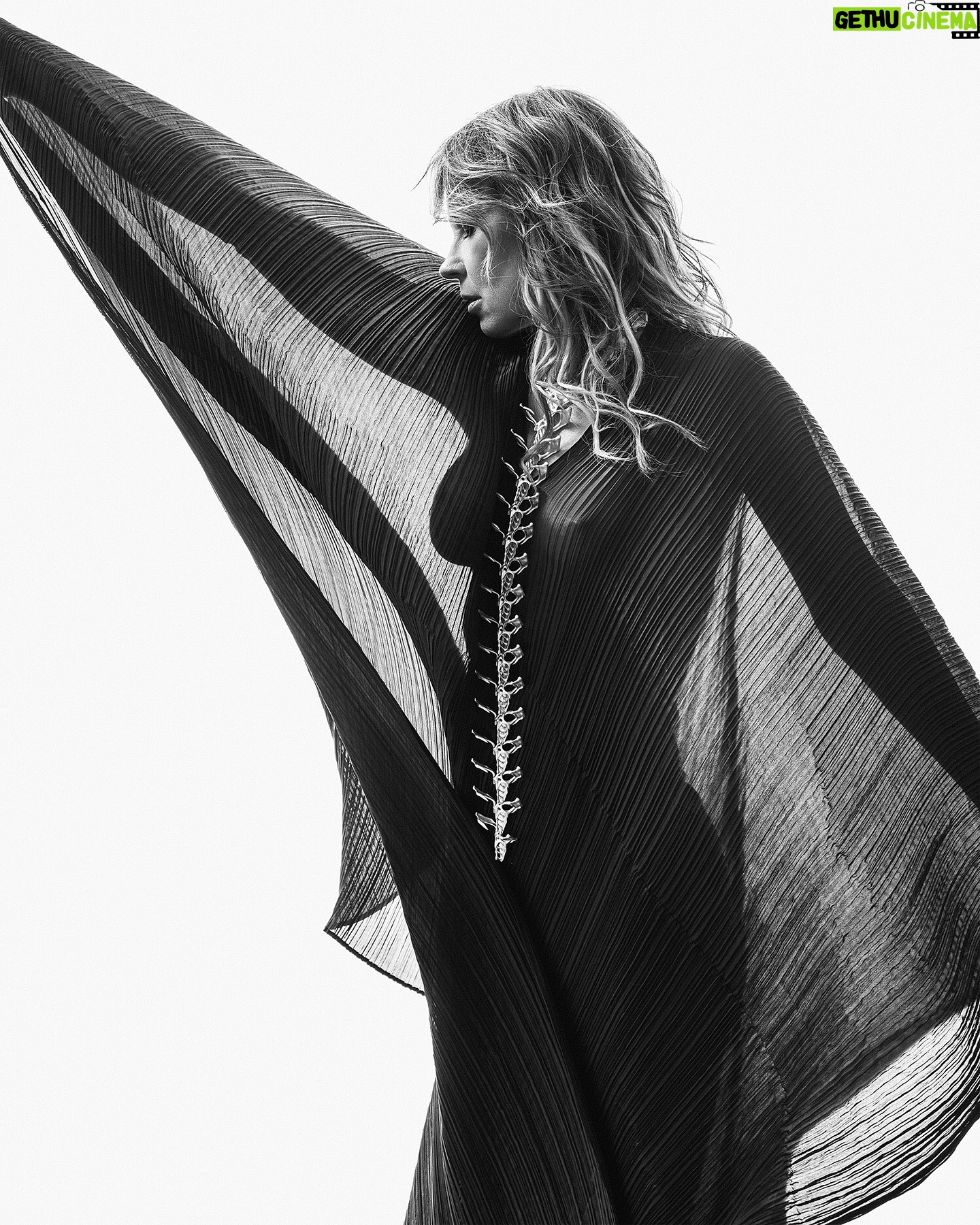 Katariina Souri - 2.3K Likes - Not to be too dramatic but this is how it looks when you capture the essence of a bygone character in modern form, weaving strength and vulnerability into a few perfect frames.
All this possible thanks to the team featuring @katariina.souri #photographer @piamariarautio #muah @tintti_muah #jewellerydesigner @eerohintsanen and #outfit by @isseymiyakeofficial
#photoshoot #studioshoot #portraitphotography #photoart #muah #finnishjewelry #styling #artdirector #stylist