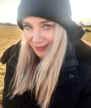 Katarina Čas Instagram - Sunny winter walks 💛🧊