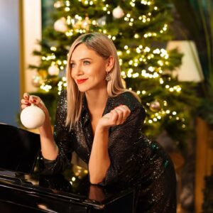 Katarina Čas Instagram - …Let the festive time begin 🎉🎄
Wish you a merry merry Christmas and a healthy and kind 2022 💝 

📸 @anagregoricphoto 
💄 @spelaema 
💃 @metkaalbreht 

#vacationmodeon🔛 #lastdayoffilmingfortheyear🎬
#jachef #4thseasoncomingnextyear
@voyo_slovenija