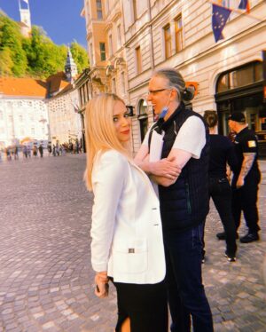 Katarina Čas Instagram - After exactly two years, it’s a wrap on #JaChef for me. 🎬🍾🎉❤️ (already shot episodes are still due to come)
This was the longest time I have ever spent on filming a project and it was a blast. A lot of work and stress but also a lot of fun and love. ❤️❤️ Thanks to the amazing team!!! 
Ekipa Chefa je bila kot moja druga familija. Hvala vsem. Od igralske zasedbe, do vseh v maski in kostumu, pa snemalci, dop-ji, reziserja, sound ljudje, focus pulerji, producenti, scenografi, kuharji, asistenti, montazerji, postprodukcija…U rock🚀