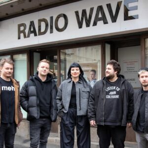 Katarzia Instagram - Toto je naša kapela 🪚🔧🎚️🛠️🔩

Natočili sme live záznam na @croradiowave a po sústredení v Doubicích @fabrikadoubice vraciame do systému aj fláky ako Paranoje, Mont Blanc, Lepidlo a Bonsai v reharmonizácii od @klapste.musician 

Som happy že mám okolo seba týchto dobrých ľudí❤️❤️❤️❤️ a hlavne opäť extrémne talentovaných jazzových muzikantov, pretože ak to o mne neviete, ja mám najradšej jazz a ten na cestách na koncerty počúvame. 🙃

Na fotke nám chýba svetelný kúzelník Tomáš Košťák a naša agentka Štěpánka Kubíčková.

Chceme hrať viac, ozvite sa nám! Booking@katarzia.sk

Bicie @linystraznikzmarzu 
Basa, synťáky, vokálos @klapste.musician 
Klavír a synťáky @robingalia 
Zvuk @vsichnimirikajimiksatko 
Svetlá @vwwwvwv 

Najbližšie hráme:
3.4. ŽILINA @stanicazariecie 
5.4. BRATISLAVA @kacecko_ 
6.4. PREŠOV @wave_cnk 
6.4. BANSKÁ BYSTRICA @hogofogo_jazzclub 
23.5. PRAHA @kasarna_karlin 

Cmuk cmuk cmuk

Dressed and blessed by @neheraofficial  @manaberec