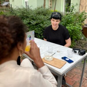 Katarzia Instagram - Toto je Johanna Nejedlová, @johanna_neje, ktorej aktivity roky sledujem. Som fanúšik osvety, ktorú robia v ich organizácii @konsent_  a celkovo sa stotožňujem s rôznymi Johanninými názormi, aj pokiaľ ide o ženské práva. Aj vďaka nej prešla v ČR v týchto dňoch redefinícia znásilnenia, o čo sa snažili spolu s ďalšími aktívnymi ľuďmi celé 3 roky. Teraz sa J rozhodla kandidovať do Európskeho parlamentu ako nezávislá za stranu @zeleni.cz. 

Neviem, či viete, ale aj ako slováci v ČR môžeme dokonca aj s prechodným, alebo trvalým pobytom voliť vo voľbách do EP aj vrámci ČR, teda aj Johannu. 

Sledujte jej aktivity, je to veľká inšpirácia aj pre SK politiku, ktorá je teraz v nepeknom downfalle a otázky ekológie a ženských práv, ktoré sú pre mňa dôležité, sú zatienené obavami z kompletnej deštrukcie demokracie. 

Johannu podporujem z osobného presvedčenia, pretože verím v jej zápal pre zmenu k lepšiemu a dobré úmysly. ♥️ 

Voľby sú 7 a 8.6.2024!