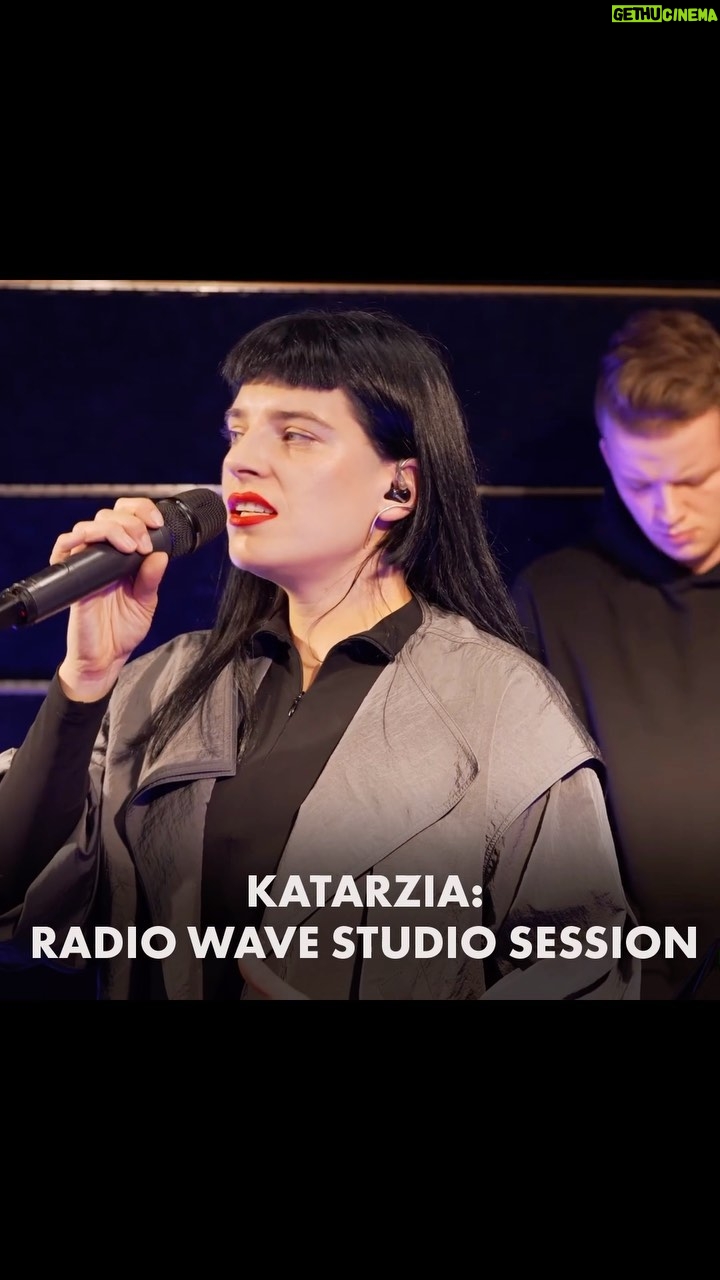 Katarzia - 818 Likes - Loni v říjnu vydala v Praze usazená hudebnice @katarzia šestou řadovou desku Šťastné dieťa. Po několika nahrávkách postavených na elektronickém zvuku je aktuální album akustické 🔥
„Moji posluchači už jsou zvyklí, že vždy přijdu s něčím novým,” říká v rozhovoru 💫
🎧 Poslechněte si novou Radio Wave Studio Session s Katarzií a její kapelou přes odkaz v biu nebo na YT kanále Radia Wave! 📲
#radiowave #ceskyrozhlas #katarzia #radiowavestudiosession #rwss