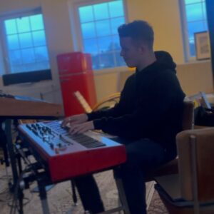Katarzia Instagram - Toto je naša kapela 🪚🔧🎚️🛠️🔩

Natočili sme live záznam na @croradiowave a po sústredení v Doubicích @fabrikadoubice vraciame do systému aj fláky ako Paranoje, Mont Blanc, Lepidlo a Bonsai v reharmonizácii od @klapste.musician 

Som happy že mám okolo seba týchto dobrých ľudí❤️❤️❤️❤️ a hlavne opäť extrémne talentovaných jazzových muzikantov, pretože ak to o mne neviete, ja mám najradšej jazz a ten na cestách na koncerty počúvame. 🙃

Na fotke nám chýba svetelný kúzelník Tomáš Košťák a naša agentka Štěpánka Kubíčková.

Chceme hrať viac, ozvite sa nám! Booking@katarzia.sk

Bicie @linystraznikzmarzu 
Basa, synťáky, vokálos @klapste.musician 
Klavír a synťáky @robingalia 
Zvuk @vsichnimirikajimiksatko 
Svetlá @vwwwvwv 

Najbližšie hráme:
3.4. ŽILINA @stanicazariecie 
5.4. BRATISLAVA @kacecko_ 
6.4. PREŠOV @wave_cnk 
6.4. BANSKÁ BYSTRICA @hogofogo_jazzclub 
23.5. PRAHA @kasarna_karlin 

Cmuk cmuk cmuk

Dressed and blessed by @neheraofficial  @manaberec