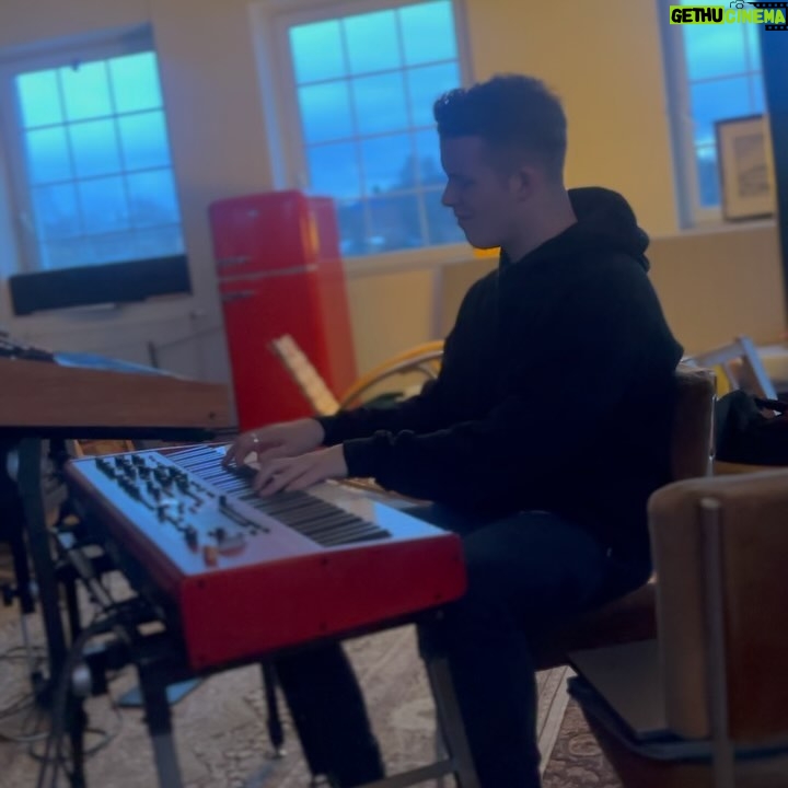 Katarzia - 0.9K Likes - Toto je naša kapela 🪚🔧🎚️🛠️🔩
Natočili sme live záznam na @croradiowave a po sústredení v Doubicích @fabrikadoubice vraciame do systému aj fláky ako Paranoje, Mont Blanc, Lepidlo a Bonsai v reharmonizácii od @klapste.musician
Som happy že mám okolo seba týchto dobrých ľudí❤️❤️❤️❤️ a hlavne opäť extrémne talentovaných jazzových muzikantov, pretože ak to o mne neviete, ja mám najradšej jazz a ten na cestách na koncerty počúvame. 🙃
Na fotke nám chýba svetelný kúzelník Tomáš Košťák a naša agentka Štěpánka Kubíčková.
Chceme hrať viac, ozvite sa nám! Booking@katarzia.sk
Bicie @linystraznikzmarzu
Basa, synťáky, vokálos @klapste.musician
Klavír a synťáky @robingalia
Zvuk @vsichnimirikajimiksatko
Svetlá @vwwwvwv
Najbližšie hráme:
3.4. ŽILINA @stanicazariecie
5.4. BRATISLAVA @kacecko_
6.4. PREŠOV @wave_cnk
6.4. BANSKÁ BYSTRICA @hogofogo_jazzclub
23.5. PRAHA @kasarna_karlin
Cmuk cmuk cmuk
Dressed and blessed by @neheraofficial @manaberec