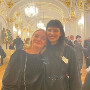 Katarzia Instagram - Mama má dnes veľký deň, pretože jej bolo udelené ocenenie Pribinov kríž II. triedy za mimoriadne zásluhy o kultúrny rozvoj Slovenskej republiky.

Ďakujeme pani prezidentke @zuzana_caputova, je to pre našu rodinu veľká česť a sme na mamu hrdí.

Moja mama, fantastická divadelná herečka, bola pre mňa vždy vzorom v otvorených a tolerantných názoroch a aj v tom, že hrá divadlo, aj keď je šťastná, aj keď sa trápi, aj keď je zdravá, aj keď je chorá, ale vždy naplno a krásne a najviac ma na nej baví jej znamenitá komediálna stránka:) V reálnom živote mimo javiska sa dokáže jasne postaviť proti nespravodlivosti a keď to doba vyžaduje, bojovať za práva druhých ľudí, pretože naše hodnoty stoja na láskavosti a empatii k ostatným.

Slovensko prechádza náročným obdobím, v ktorom je vážne ohrozená demokracia a ja verím, že zvíťazí dobro.

Mami gratulujem, si statočná ❤️
