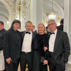 Katarzia Instagram - Mama má dnes veľký deň, pretože jej bolo udelené ocenenie Pribinov kríž II. triedy za mimoriadne zásluhy o kultúrny rozvoj Slovenskej republiky.

Ďakujeme pani prezidentke @zuzana_caputova, je to pre našu rodinu veľká česť a sme na mamu hrdí.

Moja mama, fantastická divadelná herečka, bola pre mňa vždy vzorom v otvorených a tolerantných názoroch a aj v tom, že hrá divadlo, aj keď je šťastná, aj keď sa trápi, aj keď je zdravá, aj keď je chorá, ale vždy naplno a krásne a najviac ma na nej baví jej znamenitá komediálna stránka:) V reálnom živote mimo javiska sa dokáže jasne postaviť proti nespravodlivosti a keď to doba vyžaduje, bojovať za práva druhých ľudí, pretože naše hodnoty stoja na láskavosti a empatii k ostatným.

Slovensko prechádza náročným obdobím, v ktorom je vážne ohrozená demokracia a ja verím, že zvíťazí dobro.

Mami gratulujem, si statočná ❤️