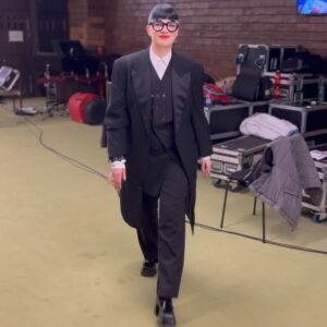 Katarzia Instagram - Chcela by som poďakovať za pekný večer ľuďom z Rádia _FM @efemko za to, že sa roky snažia podporovať našu tvorbu. Myslím si, že sa tento večer ocenení každým rokom zlepšuje a postupne sa vám podarilo z neho postaviť jediný relevantným večer v oblasti oceňovania hudobnej tvorby na Slovensku. Ste inkluzívnym médiom, v ktorom sa každý môže cítiť prijatý/ prijatá/ prijaté. Bolo to napĺňajúce, koľko jasných statementov dnes zaznelo😘

Myslím si, že cenu za tvorbu si tu môže dať každý. 

Máte odvahu zdieľať cez svoju hudbu tie najosobnejšie časti seba: Dávate do toho milions of lásky, ktorá lieči nie len vás, ale aj ďalších.

Hudba je ako odtlačok prsta a každý robíme niečo jedinečné, preto je podľa mňa nemožné určiť, kto je najlepší.

Gratulujem všetkým víťazom, nominovaným, ale aj tým, ktorí sa ešte na spotlight pripravujú😘 

Gooo RTVS @rtvs_official. V každej slovenskej rozprávke, aj keď má hororovú atmosféru, vždy zvíťazilo dobro. 

Cmuk cmuk cmuk

Okulky @ioko_optika 
Vlasy @nikolastichy 
Nechty @kaa.nailed.it 
Tuxedko @surecurated 

Good Niight