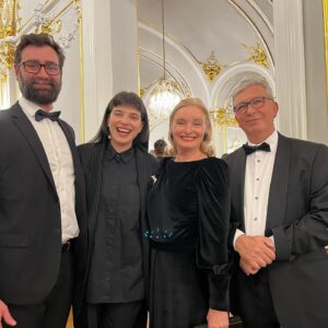 Katarzia Instagram - Mama má dnes veľký deň, pretože jej bolo udelené ocenenie Pribinov kríž II. triedy za mimoriadne zásluhy o kultúrny rozvoj Slovenskej republiky.

Ďakujeme pani prezidentke @zuzana_caputova, je to pre našu rodinu veľká česť a sme na mamu hrdí.

Moja mama, fantastická divadelná herečka, bola pre mňa vždy vzorom v otvorených a tolerantných názoroch a aj v tom, že hrá divadlo, aj keď je šťastná, aj keď sa trápi, aj keď je zdravá, aj keď je chorá, ale vždy naplno a krásne a najviac ma na nej baví jej znamenitá komediálna stránka:) V reálnom živote mimo javiska sa dokáže jasne postaviť proti nespravodlivosti a keď to doba vyžaduje, bojovať za práva druhých ľudí, pretože naše hodnoty stoja na láskavosti a empatii k ostatným.

Slovensko prechádza náročným obdobím, v ktorom je vážne ohrozená demokracia a ja verím, že zvíťazí dobro.

Mami gratulujem, si statočná ❤️
