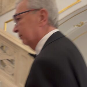 Katarzia Instagram - Mama má dnes veľký deň, pretože jej bolo udelené ocenenie Pribinov kríž II. triedy za mimoriadne zásluhy o kultúrny rozvoj Slovenskej republiky.

Ďakujeme pani prezidentke @zuzana_caputova, je to pre našu rodinu veľká česť a sme na mamu hrdí.

Moja mama, fantastická divadelná herečka, bola pre mňa vždy vzorom v otvorených a tolerantných názoroch a aj v tom, že hrá divadlo, aj keď je šťastná, aj keď sa trápi, aj keď je zdravá, aj keď je chorá, ale vždy naplno a krásne a najviac ma na nej baví jej znamenitá komediálna stránka:) V reálnom živote mimo javiska sa dokáže jasne postaviť proti nespravodlivosti a keď to doba vyžaduje, bojovať za práva druhých ľudí, pretože naše hodnoty stoja na láskavosti a empatii k ostatným.

Slovensko prechádza náročným obdobím, v ktorom je vážne ohrozená demokracia a ja verím, že zvíťazí dobro.

Mami gratulujem, si statočná ❤️
