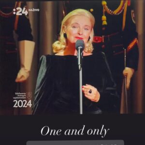 Katarzia Instagram - Mama má dnes veľký deň, pretože jej bolo udelené ocenenie Pribinov kríž II. triedy za mimoriadne zásluhy o kultúrny rozvoj Slovenskej republiky.

Ďakujeme pani prezidentke @zuzana_caputova, je to pre našu rodinu veľká česť a sme na mamu hrdí.

Moja mama, fantastická divadelná herečka, bola pre mňa vždy vzorom v otvorených a tolerantných názoroch a aj v tom, že hrá divadlo, aj keď je šťastná, aj keď sa trápi, aj keď je zdravá, aj keď je chorá, ale vždy naplno a krásne a najviac ma na nej baví jej znamenitá komediálna stránka:) V reálnom živote mimo javiska sa dokáže jasne postaviť proti nespravodlivosti a keď to doba vyžaduje, bojovať za práva druhých ľudí, pretože naše hodnoty stoja na láskavosti a empatii k ostatným.

Slovensko prechádza náročným obdobím, v ktorom je vážne ohrozená demokracia a ja verím, že zvíťazí dobro.

Mami gratulujem, si statočná ❤️