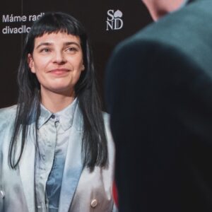 Katarzia Instagram - Sme po premiére v činohre Slovenského národného divadla🎷 bol to pekný mesiac a pol v tejto magickej inštitúcii. Ďakujem za tímovú prácu a že som mohla zložiť a napísať 🎼 milujem Kamilu😍

Predstavenie Koncert na želanie
Autor: Franz Xaver Kroetz
Réžia: @kamilapoli 
Dramaturgia: @kicsiny 
Scénografia: Antonín Šilar
Kostýmy: @zuzana_scerankova 
Hrajú: @hilmerovamonika  Jana Oľhová, Ingrid Timková
Hudba a texty: Katarzia
Stáž: @mira.manka @roberta.chrtanska 
Mix hudby: @oliver_torr 
AD: @moon__in__daylight 
Zvuk: Mexo
Svetlá: Martin Tomaško, Michal Preis, Andrej Ferencz
Stavby: Martin Brecner, Marek Martanovič
Props: Monika Česneková Padrtová, Tatiana Hajnušová
Garderóba: @dasa.kristofovicova 
Masky: Monika Olanová
Konštruktérka scény: Bianka Fukariová

lístky na www.snd.sk

Dúfam že čas instagramu čoskoro zomrie a niektorí prestanú byť tak osamelí, ako je pani Raschová v tejto hre!