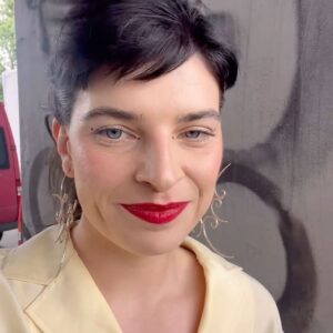 Katarzia Instagram - Vždy ma prenasleduje detinská potreba nerobiť to, čo sa “má” a robia to všetci, tak by som mala tiež. Mám tento vzdor a potrebu sa vymedzovať odjakživa. Nemám rada sociálne médiá, netrpezlivo čakám na lepší vynález a na instagram dávam svoje fotky len kvôli tomu, že algoritmus s fotkou môjho ksichtu dostane informáciu o mojej hudbe k viacerým ľuďom a hudbu robím preto, lebo ma to baví a najviac napĺňa a ďakujem vám, že z nej môžem žiť a pracovať len na textoch, hudbe, produkcii a všetkému okolo toho. Pracujem nonstop a nepríde mi to ako zaujímavá ľudská hodnota. Vždy, keď zdieľam svoju fotku, niečo mi hovorí, že je to trapné, pretože to vyzerá ako narcizmus. Idea “slávy” a pozornosť je pre mňa v poslednom čase skôr desivá, ako že by to bolo niečo, po čom túžim. Na internete je kopec agresívnych trollov a nechápem, kde sa to v ľuďoch berie, som rada, že som sa naučila nebrať nič od cudzích bláznov osobne. Preto vám len takto písomne dramaticky, bez reelu o tom, aký super produktívny som mala rok, lebo sa mi nepáči ani porovnávanie sa, ani tlak na výkon ešte aj v umení v súčasnom kapitalizme, želám všetko pekné do roku 2024. Je vôbec ešte dovolené dnes vysloviť aj niečo, čo sa ti nepáči? Neviem, aké ponaučenie si mám zobrať zo svetových aj domácich udalostí v roku 2023, ale snáď na to prídem. Často som pri čítaní novín a správ, ktoré boli podložené overenými faktami, cítila bezmocnosť a smútok. Šťastie som cítila vďaka ľuďom, ktorých mám okolo seba, hlbokým blízkym priateľstvám, ktorých je málo, a možno vďaka tomu sú pevné, rodičom, kapele, cirkusu, Petrovi a albumu a trampolínam. Želám si najviac zo všetkého, aby bolo na svete čo najmenej utrpenia, aby ľudia, ktorí sú zranení, neubližovali ďalším ľuďom, aby sme si dávali pozor na dezinformácie a naučili lepšie odlišovať lži a v neposlednom rade aby sme zachránili demokraciu na Slovensku, pretože je vo väčšom ohrození, než kedykoľvek predtým. 🫶🏻Držte sa 🫶🏻

*english translation in comments