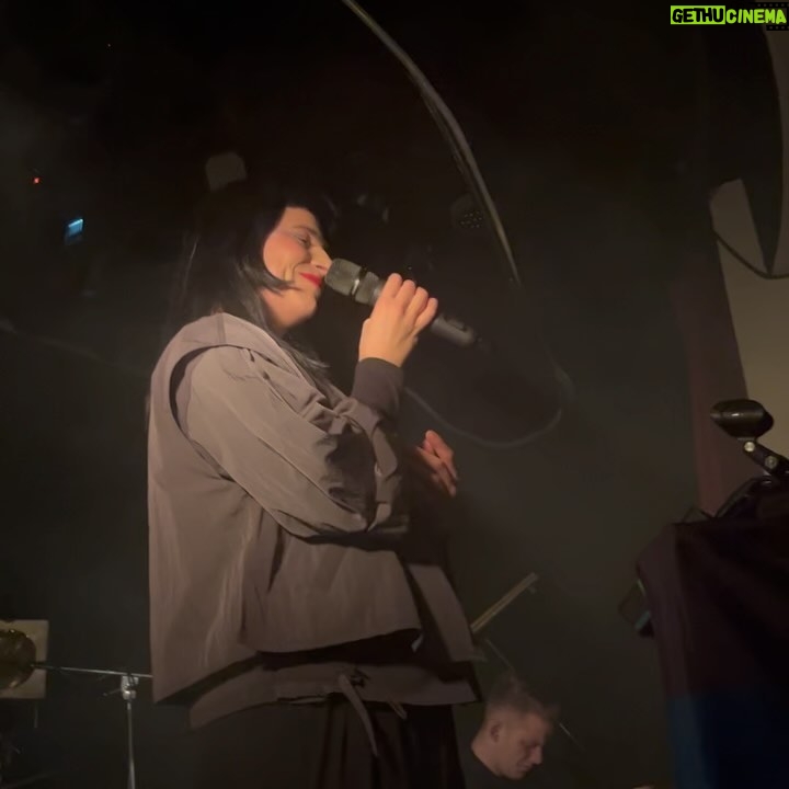 Katarzia - 0.9K Likes - Toto je naša kapela 🪚🔧🎚️🛠️🔩
Natočili sme live záznam na @croradiowave a po sústredení v Doubicích @fabrikadoubice vraciame do systému aj fláky ako Paranoje, Mont Blanc, Lepidlo a Bonsai v reharmonizácii od @klapste.musician
Som happy že mám okolo seba týchto dobrých ľudí❤️❤️❤️❤️ a hlavne opäť extrémne talentovaných jazzových muzikantov, pretože ak to o mne neviete, ja mám najradšej jazz a ten na cestách na koncerty počúvame. 🙃
Na fotke nám chýba svetelný kúzelník Tomáš Košťák a naša agentka Štěpánka Kubíčková.
Chceme hrať viac, ozvite sa nám! Booking@katarzia.sk
Bicie @linystraznikzmarzu
Basa, synťáky, vokálos @klapste.musician
Klavír a synťáky @robingalia
Zvuk @vsichnimirikajimiksatko
Svetlá @vwwwvwv
Najbližšie hráme:
3.4. ŽILINA @stanicazariecie
5.4. BRATISLAVA @kacecko_
6.4. PREŠOV @wave_cnk
6.4. BANSKÁ BYSTRICA @hogofogo_jazzclub
23.5. PRAHA @kasarna_karlin
Cmuk cmuk cmuk
Dressed and blessed by @neheraofficial @manaberec