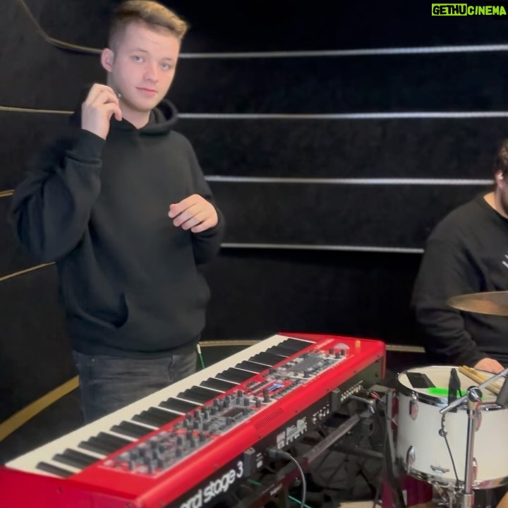 Katarzia - 0.9K Likes - Toto je naša kapela 🪚🔧🎚️🛠️🔩
Natočili sme live záznam na @croradiowave a po sústredení v Doubicích @fabrikadoubice vraciame do systému aj fláky ako Paranoje, Mont Blanc, Lepidlo a Bonsai v reharmonizácii od @klapste.musician
Som happy že mám okolo seba týchto dobrých ľudí❤️❤️❤️❤️ a hlavne opäť extrémne talentovaných jazzových muzikantov, pretože ak to o mne neviete, ja mám najradšej jazz a ten na cestách na koncerty počúvame. 🙃
Na fotke nám chýba svetelný kúzelník Tomáš Košťák a naša agentka Štěpánka Kubíčková.
Chceme hrať viac, ozvite sa nám! Booking@katarzia.sk
Bicie @linystraznikzmarzu
Basa, synťáky, vokálos @klapste.musician
Klavír a synťáky @robingalia
Zvuk @vsichnimirikajimiksatko
Svetlá @vwwwvwv
Najbližšie hráme:
3.4. ŽILINA @stanicazariecie
5.4. BRATISLAVA @kacecko_
6.4. PREŠOV @wave_cnk
6.4. BANSKÁ BYSTRICA @hogofogo_jazzclub
23.5. PRAHA @kasarna_karlin
Cmuk cmuk cmuk
Dressed and blessed by @neheraofficial @manaberec