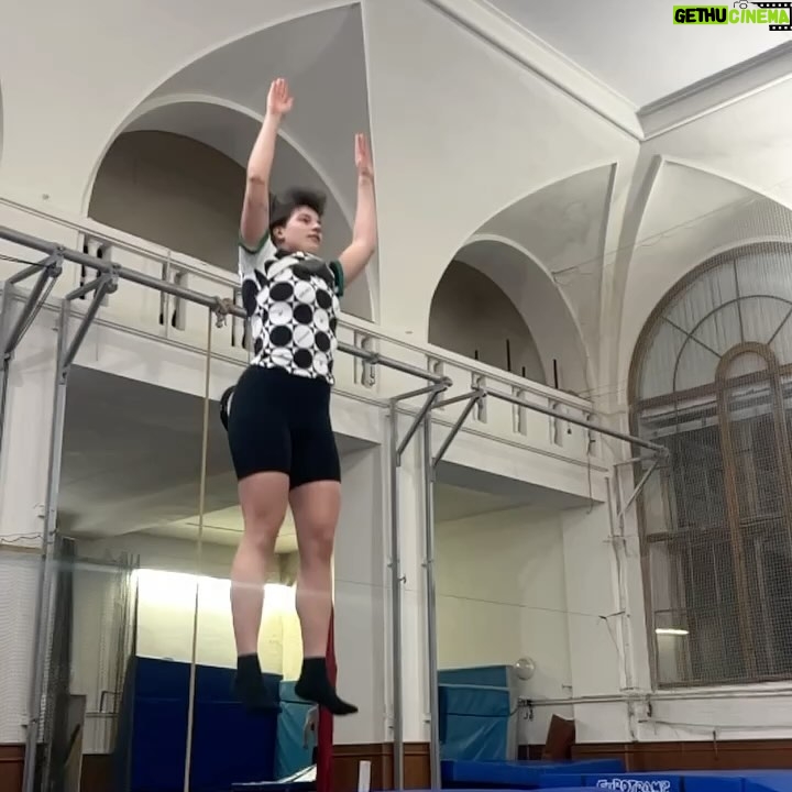 Katarzia - 0.9K Likes - Toto je naša kapela 🪚🔧🎚️🛠️🔩
Natočili sme live záznam na @croradiowave a po sústredení v Doubicích @fabrikadoubice vraciame do systému aj fláky ako Paranoje, Mont Blanc, Lepidlo a Bonsai v reharmonizácii od @klapste.musician
Som happy že mám okolo seba týchto dobrých ľudí❤️❤️❤️❤️ a hlavne opäť extrémne talentovaných jazzových muzikantov, pretože ak to o mne neviete, ja mám najradšej jazz a ten na cestách na koncerty počúvame. 🙃
Na fotke nám chýba svetelný kúzelník Tomáš Košťák a naša agentka Štěpánka Kubíčková.
Chceme hrať viac, ozvite sa nám! Booking@katarzia.sk
Bicie @linystraznikzmarzu
Basa, synťáky, vokálos @klapste.musician
Klavír a synťáky @robingalia
Zvuk @vsichnimirikajimiksatko
Svetlá @vwwwvwv
Najbližšie hráme:
3.4. ŽILINA @stanicazariecie
5.4. BRATISLAVA @kacecko_
6.4. PREŠOV @wave_cnk
6.4. BANSKÁ BYSTRICA @hogofogo_jazzclub
23.5. PRAHA @kasarna_karlin
Cmuk cmuk cmuk
Dressed and blessed by @neheraofficial @manaberec