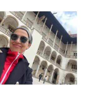 Katarzyna Herman Instagram - To nie Włochy ,to …Wawel ❤️
 Gramy tu dziś dwa spektakle „tzn nie na Wawelu  niestety -choć  ja chętnie ,Zofia też! 
Nie ma tu błota ,jest elegancko i kaplica piękna -może tutaj by się rodzina Adamczewskich przeniosła ? 
Sprzedać by chałupę i wyjechać w cholerę -w wielki świat !
 Bardzo bym chciała -póki co .. marzę sobie .

o wakacjach .