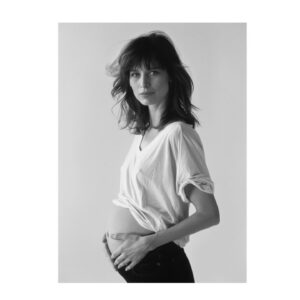 Katarzyna Herman Instagram - „PRZEPIĘKNE ”
🎬
film ,nad którym teraz pracuję .
Foto -zrobione aby zagrało na ścianie ,w moim przepięknym filmowym mieszkaniu . 
Nie zliczę ,która to moja filmowa ciąża i które to już filmowe dziecko
Zdjęcie jest też przepiękne -nigdy tak nie wyglądałam -portret został zrobiony przez AI
A film jest na temat obsesji piękna w jaką się ,nieszczęsne ,wpędziłyśmy -premiera luty 2025