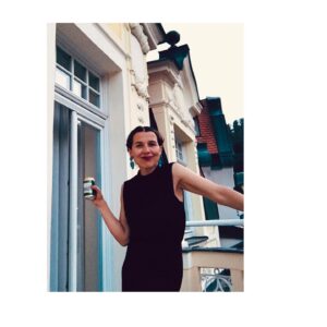 Katarzyna Herman Instagram - TAKA FOTKA :
Ahoj/
„Žena , herečka na balkónë”/
Česky sen /
Česky i film /
laska nebeska /
Krasny momentky /
Eh jo …

--to w tym hotelu Bond grał w karty z  Madsem Mikkelsenem ,któremu krwawiło oko ♥️a dziś przyleciał tu Benicio del Toro
 ♥️
-i jeszcze ten żart stary mi się przypomina (vspominam na stary žert ) :
„Czym 
się różni balkon od aktora ? Balkon może utrzymać 3 -osobową rodzinę „

#wielkiświat#redcarpet
#filmfestiwal #karlovevary 
#brylanty #krysztaly#jablonex