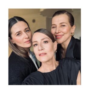 Katarzyna Herman Instagram - Eh… z nimi  choćby konie kraść ❤️ 
@ostaszewskamaja_official 
@agnieszkagrochowska_official
#staytuned