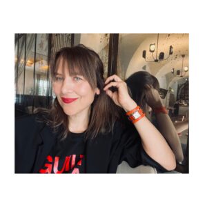 Katarzyna Herman Instagram - Tuż  przed pokazem @mmcstudiodesign 🔴 
punktualna jak szwajcarski zegarek 
💋 @bobbibrown 
⏱️ @longines
#friendsofthebrand
