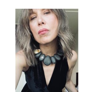 Katarzyna Herman Instagram - Rychtuję się na wyjście do Studia @fundacjawosp -bedziemy tam z Bartkiem Topą  u Pana  Jerzego Owsiaka 
ok 22.45 
Ale … jeszcze „rzutem na taśmę ”,
ucieszona bardzo wstrząsającymi wynikami wcześniejszych  licytacji dołączyłam 
NASZYJNIK  Z  BURSZTYNÓW 

Link w moim BIO 
Finał 32❤️ wiadomo dziś -ale licytować można do 9.02
Dodam tylko ,że to unikat -bardzo cenny ,też dlatego ,że zrobiła go specjalnie dla mnie zaprzyjaźniona @bizuteria_sadva 🦋
 A zaraz Walentynki ❤️❤️❤️❤️❤️
#kupPan/PaniKolię#kochamBursztyny