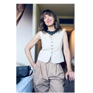 Katarzyna Herman Instagram - Rychtuję się na wyjście do Studia @fundacjawosp -bedziemy tam z Bartkiem Topą  u Pana  Jerzego Owsiaka 
ok 22.45 
Ale … jeszcze „rzutem na taśmę ”,
ucieszona bardzo wstrząsającymi wynikami wcześniejszych  licytacji dołączyłam 
NASZYJNIK  Z  BURSZTYNÓW 

Link w moim BIO 
Finał 32❤️ wiadomo dziś -ale licytować można do 9.02
Dodam tylko ,że to unikat -bardzo cenny ,też dlatego ,że zrobiła go specjalnie dla mnie zaprzyjaźniona @bizuteria_sadva 🦋
 A zaraz Walentynki ❤️❤️❤️❤️❤️
#kupPan/PaniKolię#kochamBursztyny
