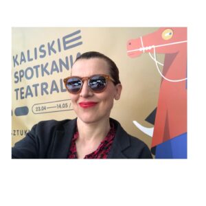 Katarzyna Herman Instagram - To dobry dzień 😍 gramy  na  62 Kaliskich Spotkaniach Teatralnych nasze
 „b a d a n i a  ś c i ś l e  t
t a j n e „ 
trzymajcie ✊🏼
To mój szczęśliwy festiwal ,
publiczność tutaj szczodra -już słyszę jak  szumi 
a  ten tytuł jest dowodem na to ,że teatr to zespołowa robota 
-
@talkseek -plakat w tle
#sztukaaktorska #dialog#teatr#zespol