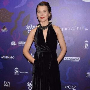 Katarzyna Herman Instagram - Rychtuję się na wyjście do Studia @fundacjawosp -bedziemy tam z Bartkiem Topą  u Pana  Jerzego Owsiaka 
ok 22.45 
Ale … jeszcze „rzutem na taśmę ”,
ucieszona bardzo wstrząsającymi wynikami wcześniejszych  licytacji dołączyłam 
NASZYJNIK  Z  BURSZTYNÓW 

Link w moim BIO 
Finał 32❤️ wiadomo dziś -ale licytować można do 9.02
Dodam tylko ,że to unikat -bardzo cenny ,też dlatego ,że zrobiła go specjalnie dla mnie zaprzyjaźniona @bizuteria_sadva 🦋
 A zaraz Walentynki ❤️❤️❤️❤️❤️
#kupPan/PaniKolię#kochamBursztyny