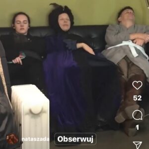 Katarzyna Herman Instagram - Na dobranoc ❤️ zdjęcie nr 1 zrobił @pawel_juzwuk tytułując je „ sleeping beauty „ dziękuję Pawel -jest przepiękne i niepozowane bo ..spałam (czekając na ujęcie o świcie )
Zdjęcie nr 2  @nataszada -No cóż -rzeczywistość -aktor śpi w każdych warunkach -to umiejetność ,która się na planie przydaje 
#onset#onsetlife #actorslife #1670
@papillonsesil 
@bartlomiej.topa.official