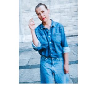 Katarzyna Herman Instagram - Chodźcie  do 
@teatr_dramatyczny 

dziś jeszcze i jutro gramy „PODWÓJNY Z FRYTKAMI „
rzecz o zachłyśnięciu się marzeniami o Nowym Otwarciu przy okazji otwarcia pierwszego w Polsce  McDonalda
 (to był 17.06.1992 roku -wśród gości Agnieszka Osiecka ,Kazimierz Górski ,Michnik -wszyscy widzieli w tym coś więcej niż tylko amerykańską bułkę z kotletem ,w szarej Polsce tęsknili za kolorem -to miał być amerykański sen ,choć początkowo frytki były robione z ziemniaków radzieckich :) 

Reżyseria @paczeswag 
W obsadzie @michalsikorski.official 
@agata__rozycka 
@lidiapronobis 
@marianna_linde 
@konrad.szym 
Są to pierwsze spektakle po odwołaniu  Dyrekcji(Strzępka plus Kolektyw )i bardzo się one rymują z tym co w Teatrze .
Jestem  tutaj ucieleśnieniem Jacka Kuronia ,który wstęgę przecinał ale wrotek  już nie przypiął (choć kurs jazdy na wrotkach skończyłam -mam dyplom ! )

A w przyszły weekend na Dużej Scenie  brawurowy „ MÓJ ROK RELAKSU I ODPOCZYNKU „ 
#chodźcieznami ✌🏼
#weźmniedoteatru
📸 @karolinajozwiakphoto