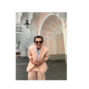 Katarzyna Herman Instagram - Ukłony z Karlovych Varów gdzie za pare godzin odbędzie się  premiera „Głupców” T.Wasilewskiego -gdzie zagrałam córkę Cudownej Doroty Kołak i urządzam jej awanturę totalną …w filmie … bo w realu przeciwnie :spaceruję deptakiem elegancko po uzdrowisku 
@kviff #fools#film#filmfestiwal