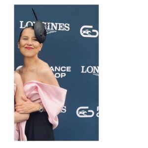 Katarzyna Herman Instagram - To był mój pierwszy raz na Wyścigach 🐎🐎🐎🐎 
i trafiłam prosto do Loży Honorowej na Prix De Diane Longines w cudownym Chantilly 
Emocje ogromne ( zaczynając od ścianki kończąc na gonitwach)
Dziękuję za tę przygodę @longines oraz dziewczynom , które mi towarzyszyły-z Wami choćby „konie kraść „

#eleganceisanattitude 
#friendsofthebrands